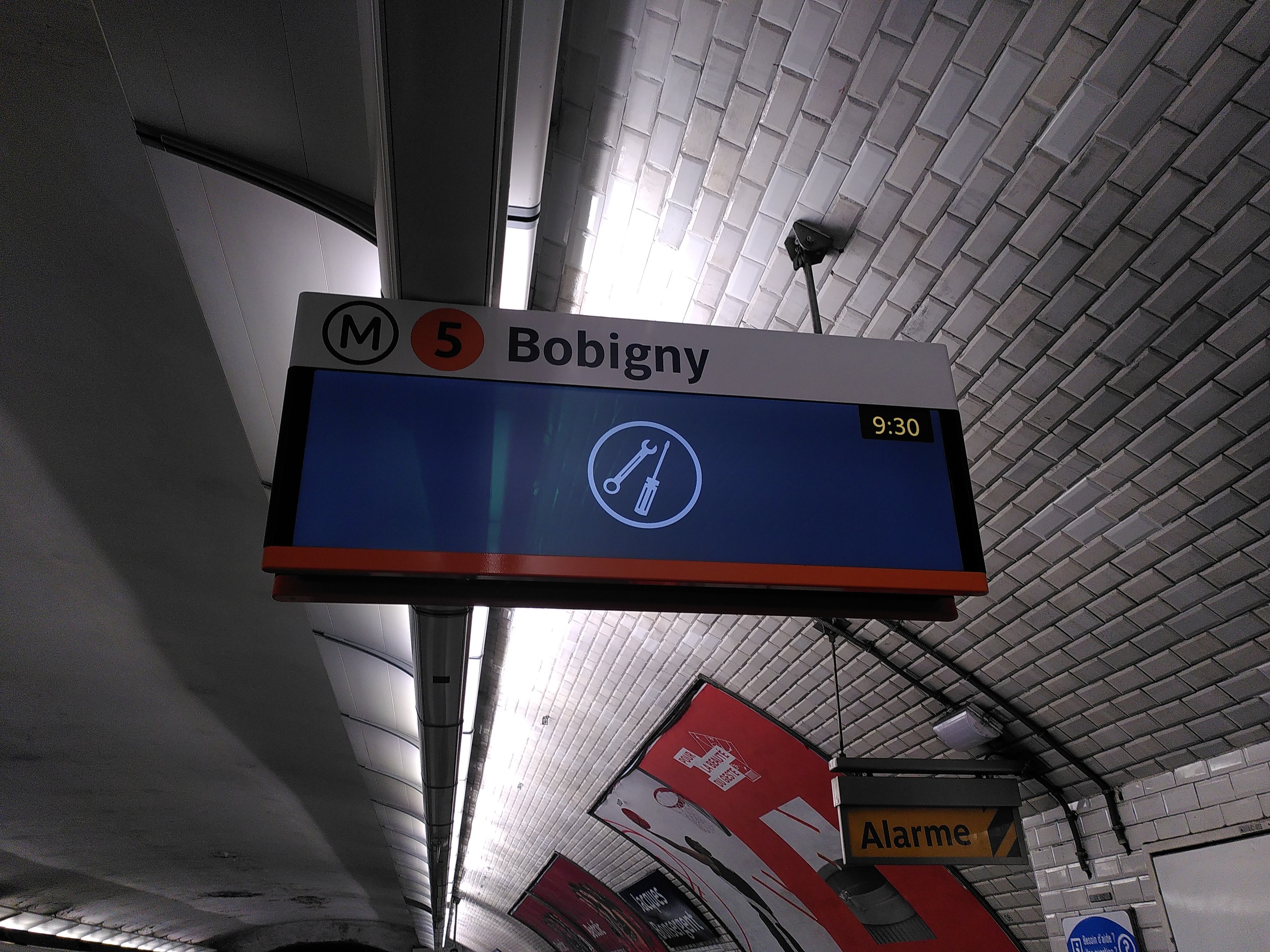 A new information panel for the parisian subway usually showing time until next train. It is currently showing a big settings or repair icon with the time in a corner
