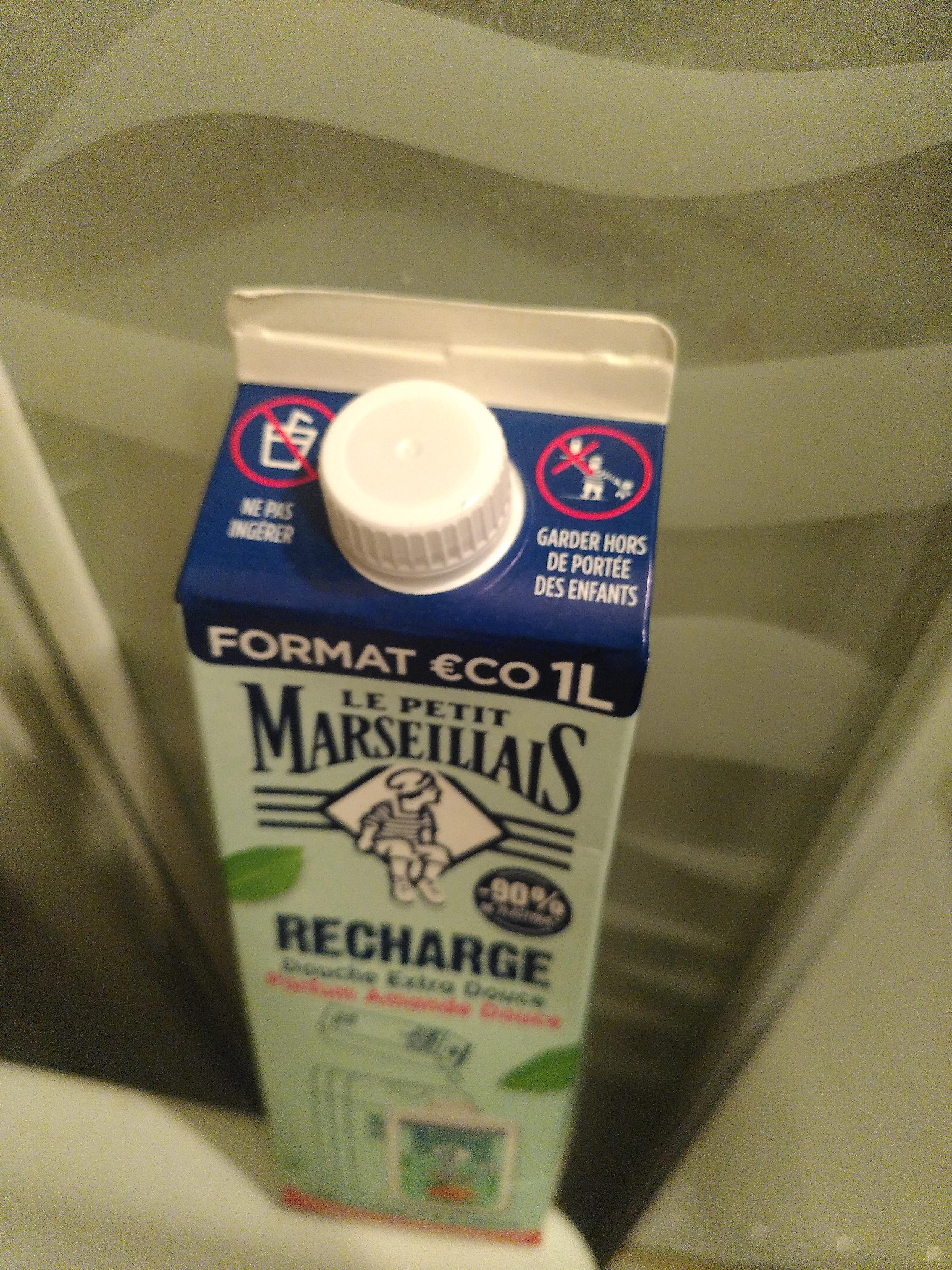 Photo d'une brique de savon le petit marseillais. C'est comme une brique de lait d'un litre avec un bouchon a vis mais avec des icones 