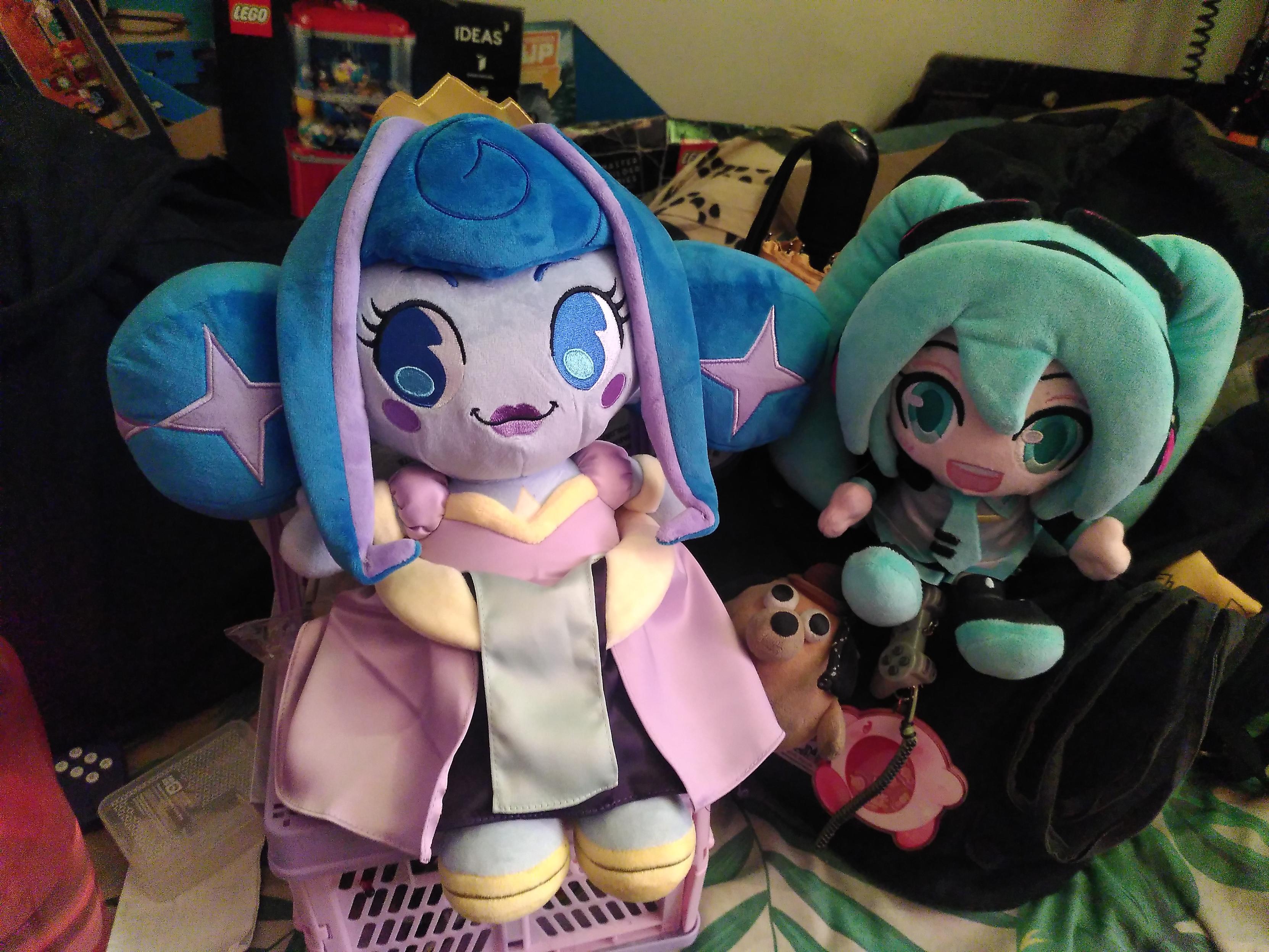 Photo of two plushie, Princess Guinevere from glitch production and official Hatsune Miku's makeship. The glitch production plushie is between 50% bigger to twice as big. 