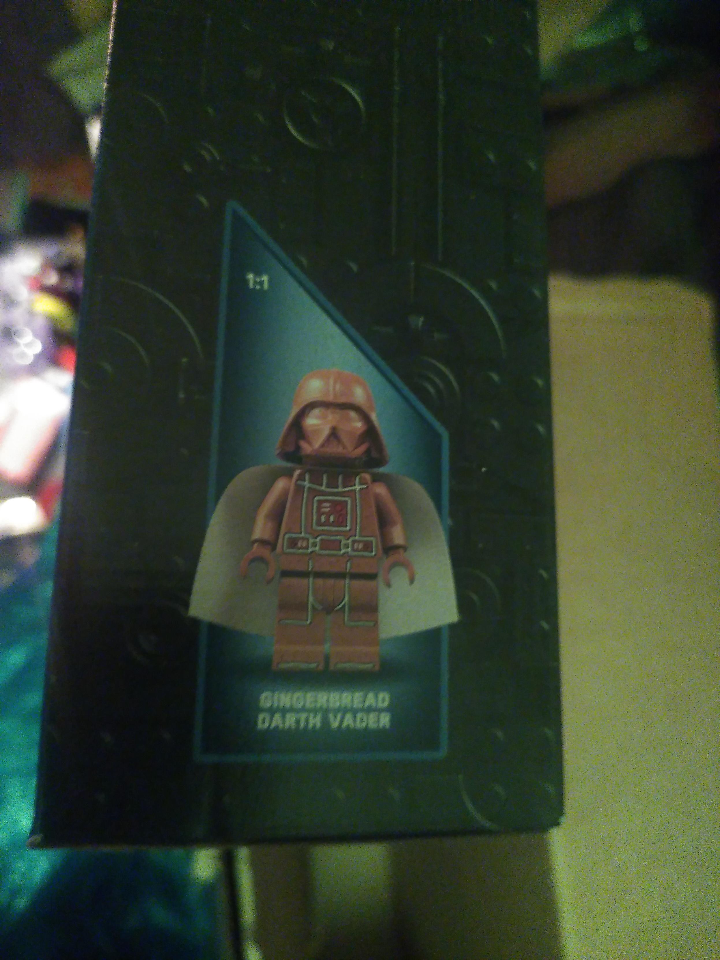Photo of a picture of gingerbread darth vador, on the side of lego 40806's box
