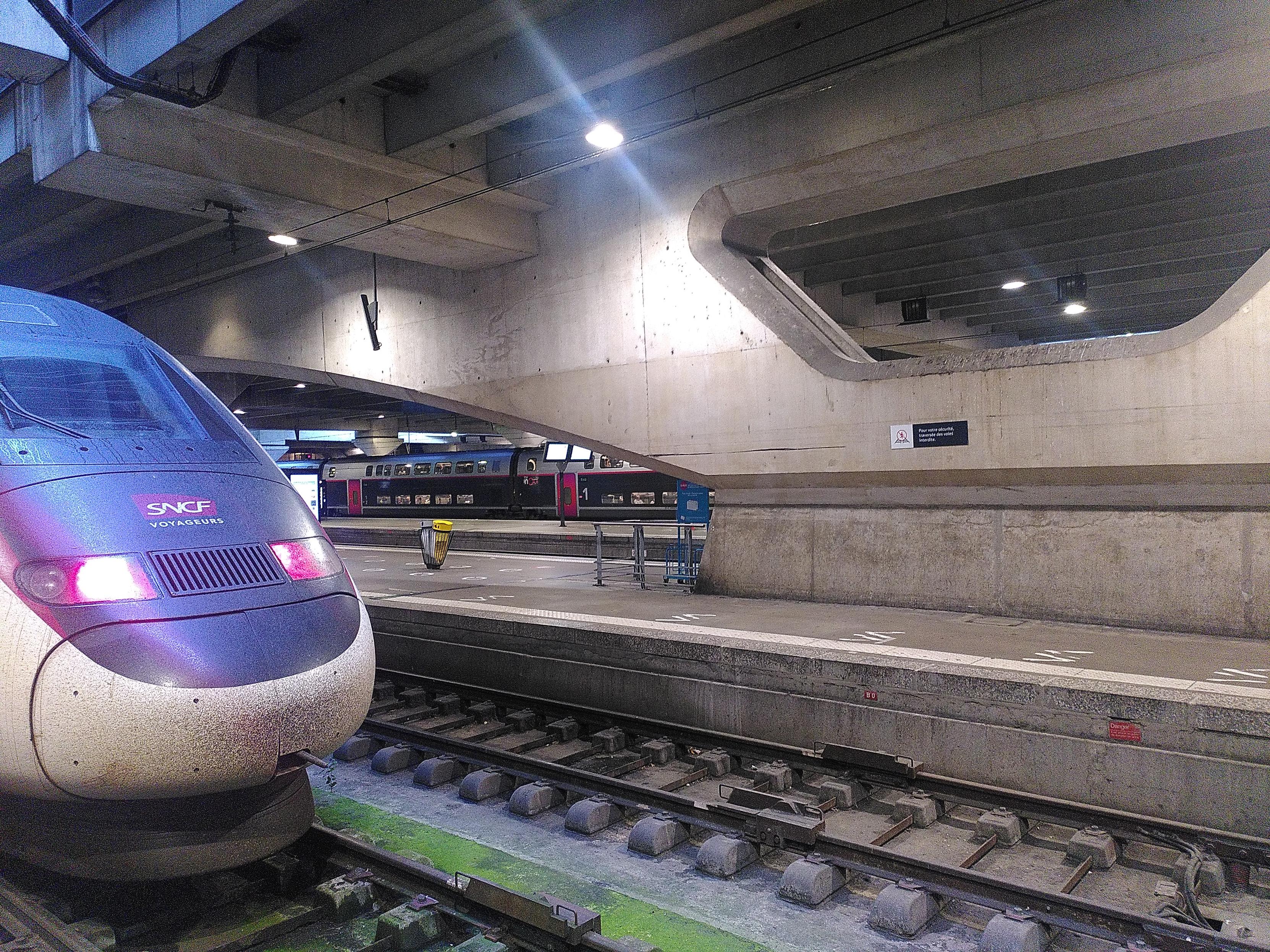 Photo of inside montparnasse station. The pillar in a Y shape of the previous photo can also be seen and a bit o the front of a tgv